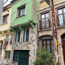 Cross House Historical Greek House with 3 Floors and Courtyard, hotel u gradu Ajvalik