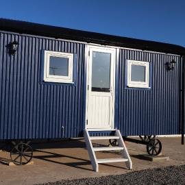 Burnside of Ae Glamping Shepherd's Hut, hotel in Dumfries