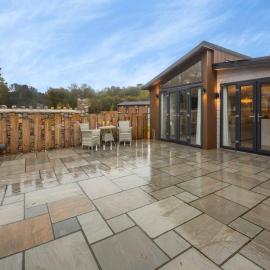 Sandbanks 2 bed Lodge with hot tub - L1, hotel en Brynteg