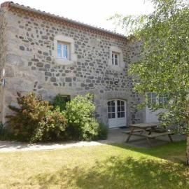 Gîte charmant pour 8 pers à Rauret avec cheminée, terrasse et accès "Tourisme et Handicap" - FR-1-582-186, Hotel in Rauret