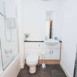 Top-Floor 2-Bed Near Braehead