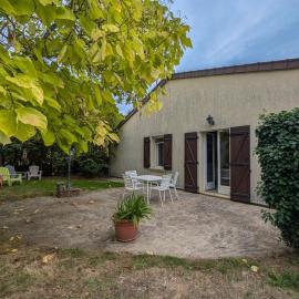 Maison de vacances en Berry avec jardin clos, proche plage et sentiers, animaux acceptés - FR-1-591-319, hotell i Baraize