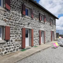 Gîte familial avec cour, ping-pong, proche Lyon et Clermont-Ferrand