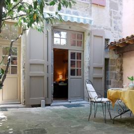 Cocon au cœur du Puy-en-Velay avec cour privée et WIFI - FR-1-582-325, hotel in Le Puy-en-Velay