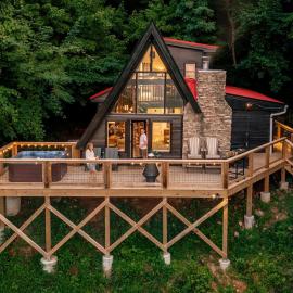 Big Mountain View! Hot Tub! Downtown Gatlinburg Chalet Village! AFrame! Smoky Mountain National Park! Après Chalet, Hotel in Chalet Village