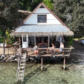 Vairao bungalow sur pilotis bord de lagon, hotel a Vairao