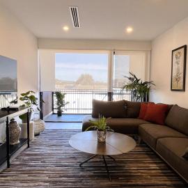 Stylish CBD Retreat with 3BR,3BA,Balcony,2 Parking – hotel w mieście Adelaide