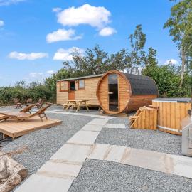 Starry Nights - Wood-Fired Hot Tub with Sauna & Views, Hotel in Yarpole