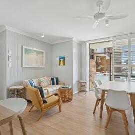 Ocean Parade 5 - Pool, Spa, Beach, Sleeps 5, Affordable, hotel in Coffs Harbour
