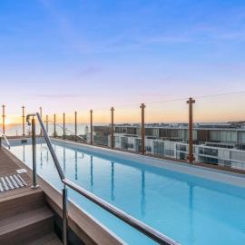 Coastal Apartment with Rooftop Pool, hotel in North Fremantle