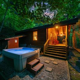 Good life cabin 2 · Bryson City cabin with hot tub and fire pit, hotel en Bryson City