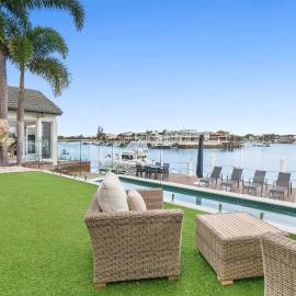 Amazing Canal House with Private Jetty, Gym & Pool，莫羅拉巴海濱的飯店