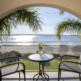 Seafront Getaway Studio, Great Location with Pool