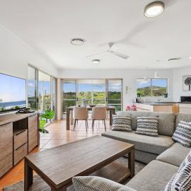 Oceanside Apartment with Views of Yaroomba Beach، فندق في Yaroomba