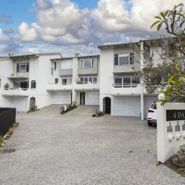 Beachside 2-Bed House with Pool, Courtyard & BBQ