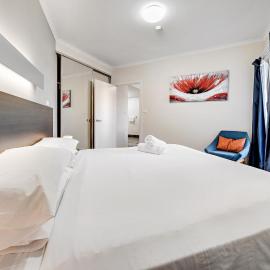 Comfy Lakeside 1-Bed with Secure Parking, hotel in Tuggeranong
