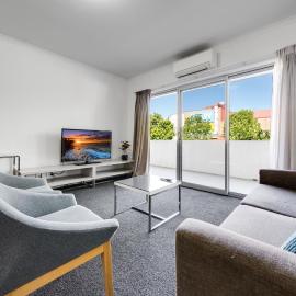 Spacious 2-Bed Conveniently by Lake Tuggeranong, hotel in Tuggeranong
