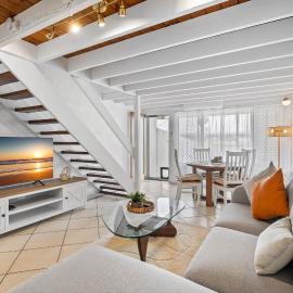 Chic 2-Bed Cabin-Style Home by Mooloolaba Beach，莫羅拉巴海濱的飯店