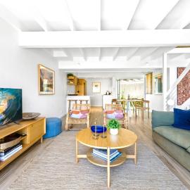 2-Bed Coastal Haven with Pool by Sunshine Beach – hotel w mieście Sunshine Beach