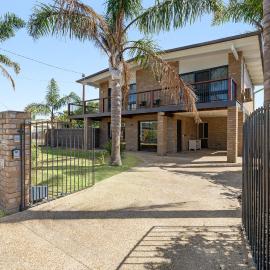 Spacious 4-Bed Home 5-min from the Beach