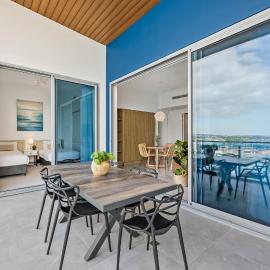 Waterfront 2-Bed Oasis - Pool Steam Jacuzzi Gym, hotel in Kawana Waters