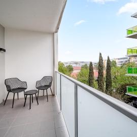 Lakeside 1-Bed with AC, Parking & Balcony, hotel in Tuggeranong