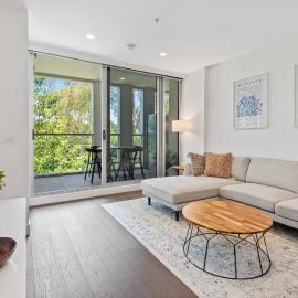 Chic 2-Bed with Free Parking in South Yarra