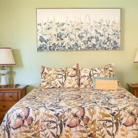 Meadow Harvest Suite with TV and private bathroom, hotel u gradu 'Hemet'