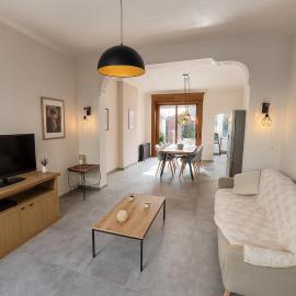 Maison cosy avec terrasse et jardin - Aéroport gare, hotel a Charleroi
