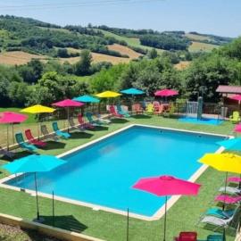 ZEcamping 3 étoiles animaux acceptés et piscine au milieu des collines, hotel a Durfort