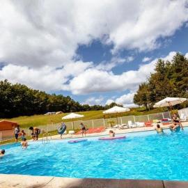 Camping 3 étoiles - Piscine chauffée - Périgord Vert، فندق في Pommier