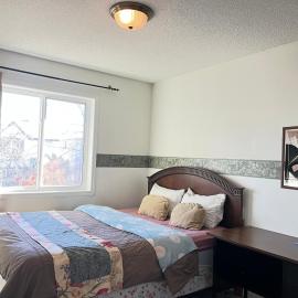 Hidden valley treehouse home!, hotel a Calgary