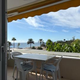 Holiday apartment with direct sea promenade access