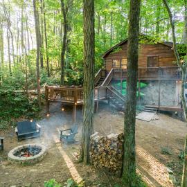 Secluded 4WD Getaway with Mountain Views and Hot Tub، فندق في Cherry Log