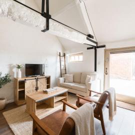 Cosy Cotswolds Cottage Farm Stay - Shepherds Rest, hotel Lechlade-ben