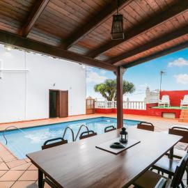 Mountain Chalet Sea Views & Pool, hotell sihtkohas Moya