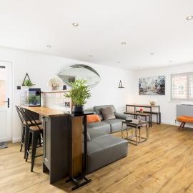 Stylish Modern 2 Bed with Parking - Pass the Keys