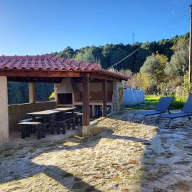 Cantinho do Mourão familial com terraço e salamandra, hotel in Ribeira de Pena
