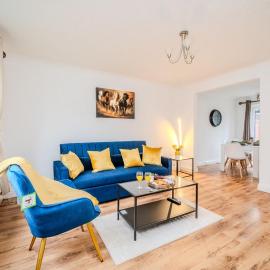 Fowler House 2 Bedroom ,Free WIFI, Parking, Crawley, Close to Gatwick Airport, Contractor friendly, business travellers