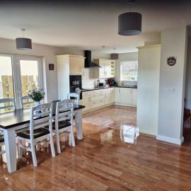 Beautiful Spacious 4-Bedroom House in Louisburgh, hotel a Louisburgh