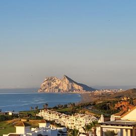 Fantastic Sea & Gibraltar View apartment, hotel din Alcaidesa