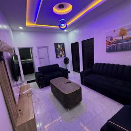 Cool 2Bedroom flat in ogudu, 15mins to the airport, hotel in Ogudu