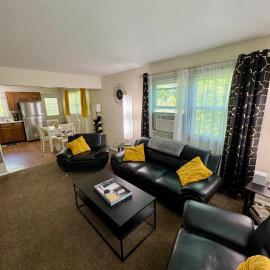 The Creekside Oasis Duplex - Central Avon, hotel in Avon