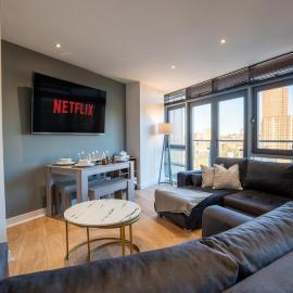 Elegant Leeds City Retreat with Spacious Balcony, Hotel in Central Station