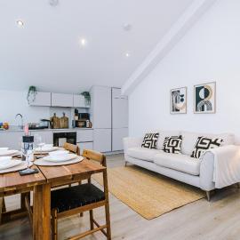 Ideal for long term stays, FREE parking, sleeps 4!