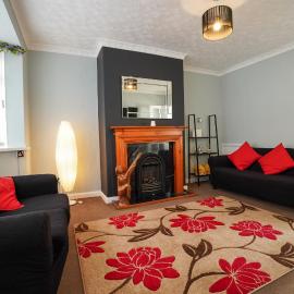 Cosy home with parking sleeps 5 near Centre & Bay