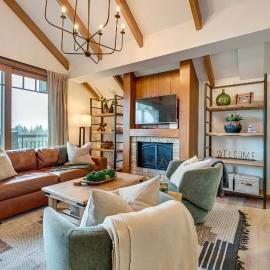 Luxe Cle Elum Condo w/ Mtn Views, Pool & Hot Tub – hotel w mieście Cle Elum