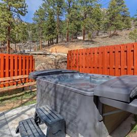 Cabin 1- Hot Tub Grill- Mins to RMNP, hotel in Estes Park