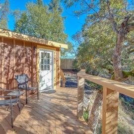 Riverfront Relaxation: Secluded Jacksonville Home, hotel em Jacksonville