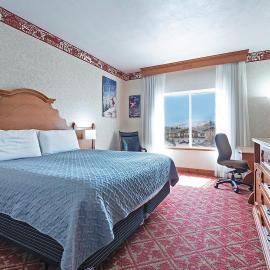 Spacious King Suite in the Heart of Midway Near Park City & Sundance Ski Resorts - 209, hotel em Midway